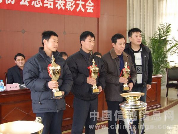 王成健为获奖鸽友颁奖(左一为国家级赛冠军大城县张仁领)